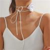 Beyaz Gül Desenli Choker Kolye